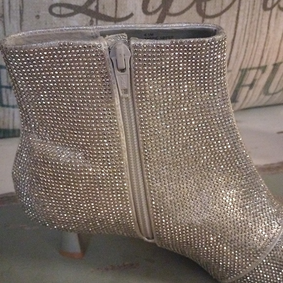 Alex Marie Silver shimmer Dress Ankle Boots size 6.5 ❤️❤️New with tags 🎁 - Picture 3 of 8